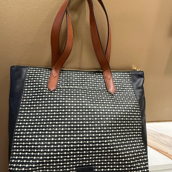 Fossil Large Tote bag, black and white design, 2 open pockets, zip top, - Picture 3 of 8